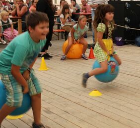 Reiten auf dem Hüpfball