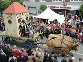 Die Krönung ist der mittelalterliche Festzug.
