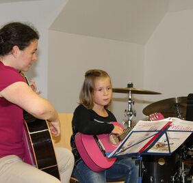 Lea Hindinger an der Gitarre