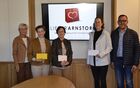 Gewinner der Verlosung bei der Preisübergabe