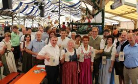 Ehrengäste, Markträte und Festwirtsfamilie