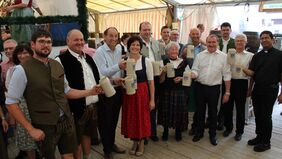 Anstoßen auf ein gemütliches Volksfest