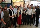Anstoßen auf ein gemütliches Volksfest