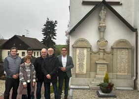 Vor dem Denkmal