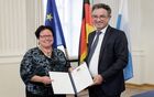 Marianne Weber erhält von Christian Schoppik die Ehrenurkunde des Freistaats