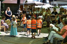 Aufführung der Kinder