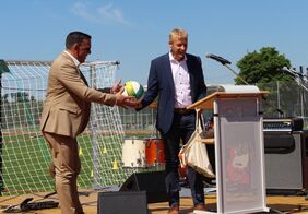 Neuer Fußball
