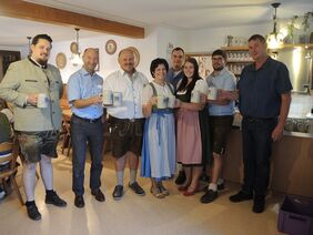 anstoßen auf ein gelungenes Festbier